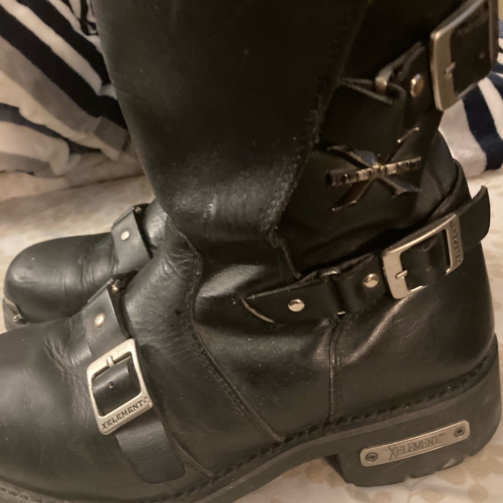 Men steal toe boots